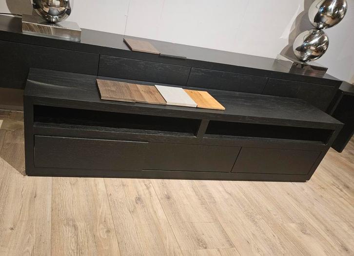 EIKEN TV CABINET VAN €979 NU €299, Huis en Inrichting, Woonaccessoires | Kisten, Zo goed als nieuw, Minder dan 50 cm, Minder dan 50 cm