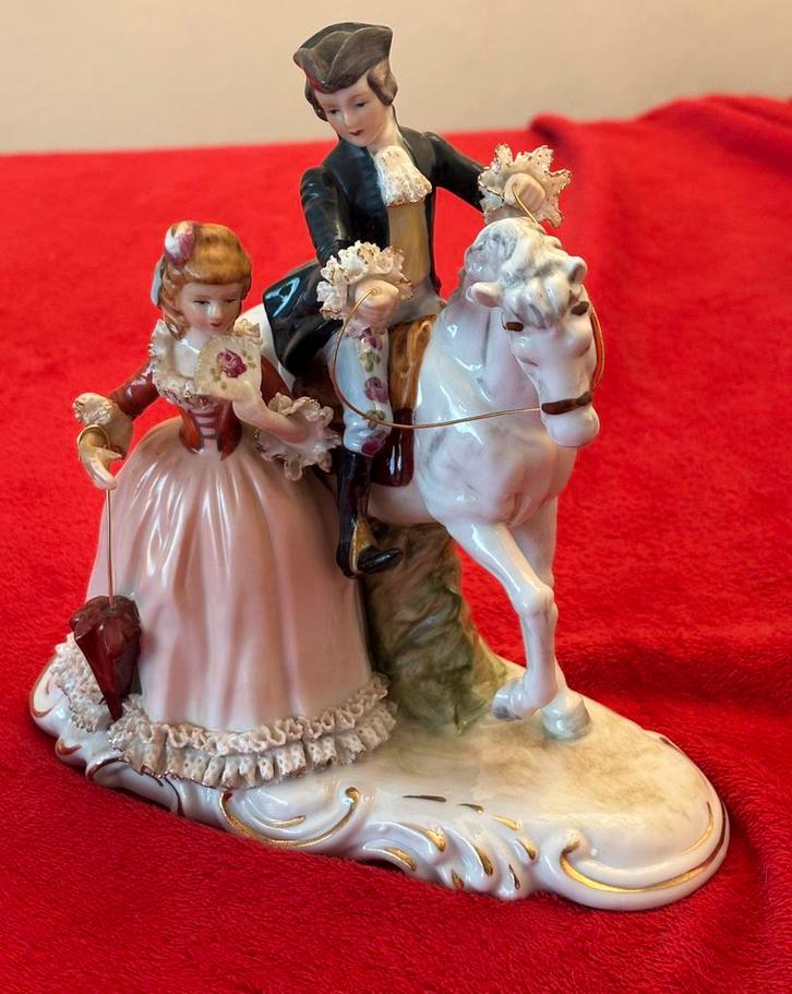 Antiek porseleinen beeldje met man te paard vrouw ernaast, Antiek en Kunst, Antiek | Porselein, Ophalen