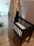 Wieg kidsmill zwart met hemeltje, piekstok en matras, Kinderen en Baby's, Babywiegjes en Ledikanten, Ophalen, Zo goed als nieuw