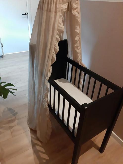 Wieg kidsmill zwart met hemeltje, piekstok en matras, Kinderen en Baby's, Babywiegjes en Ledikanten, Zo goed als nieuw, Wieg, Ophalen