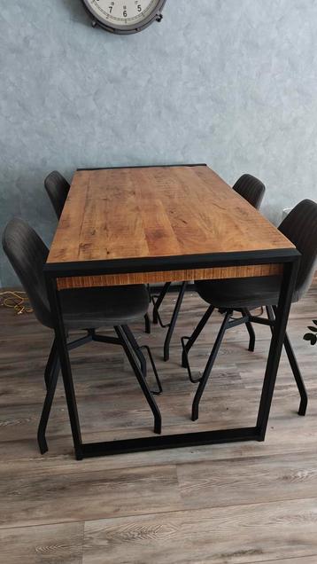 Hoge eettafel met 4 nette krukken. beschikbaar voor biedingen