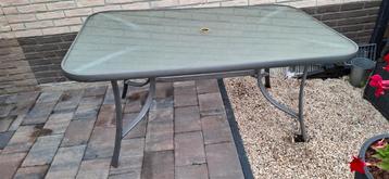 Tuintafel met glazen blad beschikbaar voor biedingen