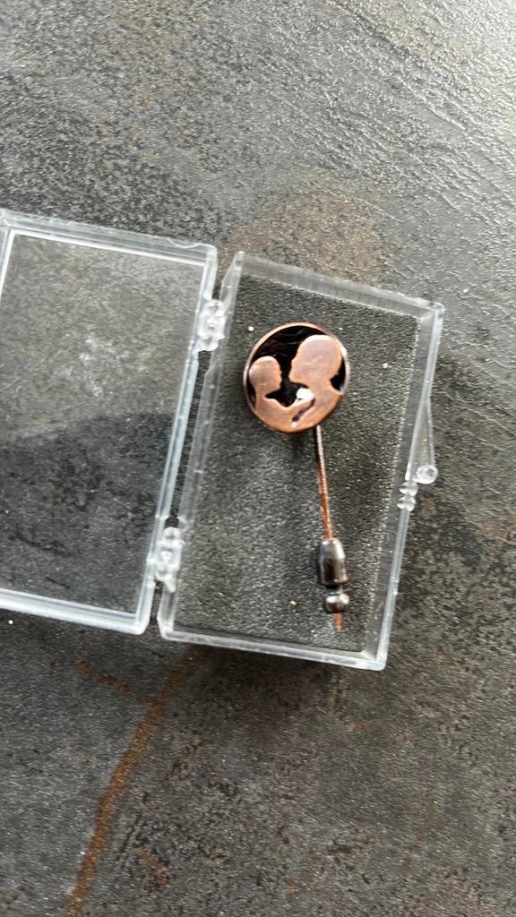 Unicef speldje. Bronskleurig. Nieuw in origineel doosje, Ophalen of Verzenden, Zo goed als nieuw, Merk, Speldje of Pin