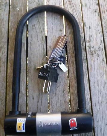 Degelijk Magnum beugelslot UL2 3001 met originele sleutels beschikbaar voor biedingen