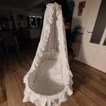 Rotan romantische witte babywieg & matrasje & witte broderie