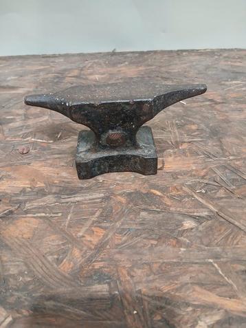 Klein aambeeld, 7 cm hoog beschikbaar voor biedingen