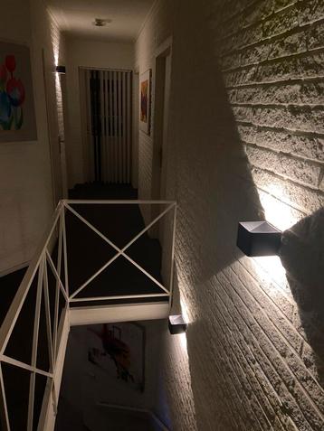 Zwarte kubus LED lamp met bewegingsmelder. beschikbaar voor biedingen