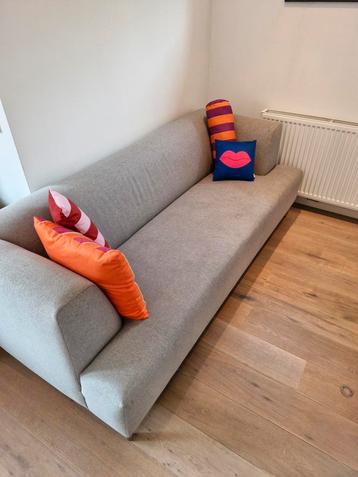 grijze bank 205 cm breed en 72 cm hoog   beschikbaar voor biedingen