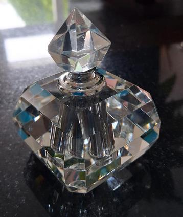 Kristallen parfum flesje beschikbaar voor biedingen