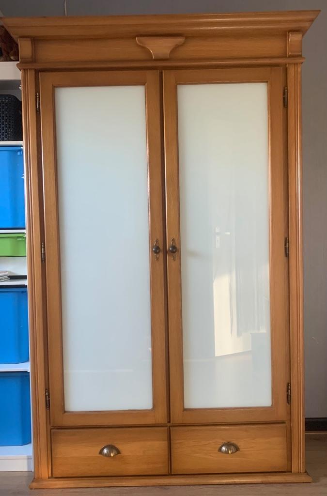 Eikenhouten vitrinekast met glazen deuren en verlichting, Huis en Inrichting, Kasten | Vitrinekasten, Gebruikt, 150 tot 200 cm