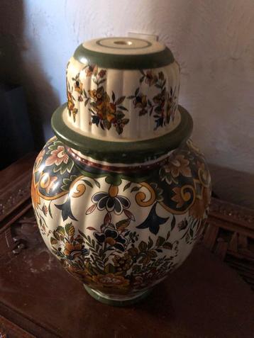 Delfts aardewerk vaas met deksel, H. Bequet beschikbaar voor biedingen