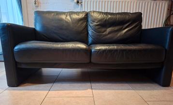 Zwart leren 2 zitsbank beschikbaar voor biedingen