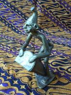 Antiek brons beeldje uit Afrika van man met trommel 10 cm.