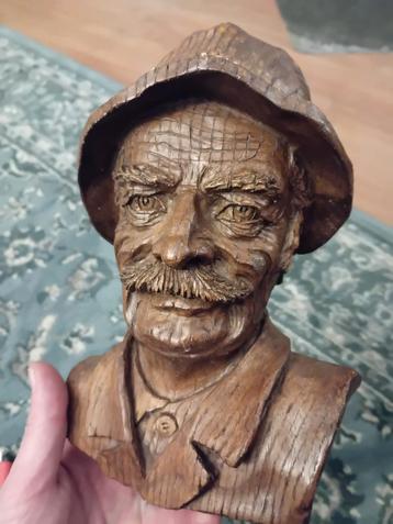 Houten Beeldje van een Man met Hoed beschikbaar voor biedingen