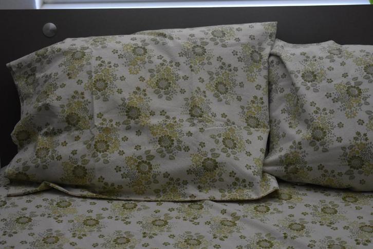 Retro vintage beddengoed: 2 kussenhoezen en 2 persoons laken, Huis en Inrichting, Slaapkamer | Beddengoed, Gebruikt, Ophalen of Verzenden