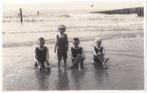 Foto - Vier Kinderen op het Strand - Kind Badmuts, Verzamelen, Foto's en Prenten, Gebruikt, Ophalen of Verzenden, Foto, Voor 1940