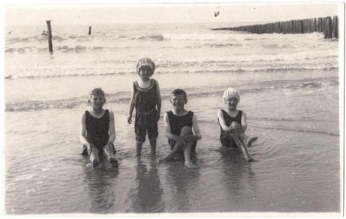 Foto - Vier Kinderen op het Strand - Kind Badmuts, Verzamelen, Foto's en Prenten, Gebruikt, Foto, Kind, Voor 1940, Ophalen of Verzenden