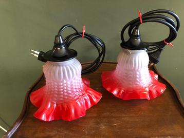 Set Franse Hanglampjes Matglas/Tulpmodel met Rood Randje. beschikbaar voor biedingen