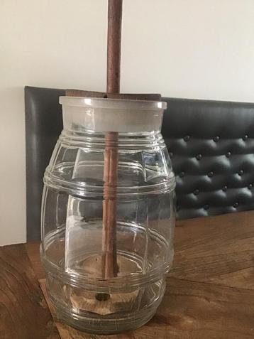 Antieke glazen/houten boterkarn beschikbaar voor biedingen
