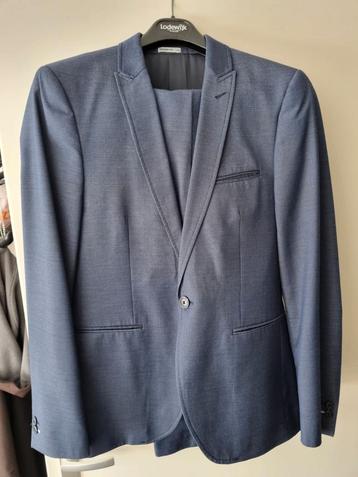 Blauw herenpak - The Sneaker Suit beschikbaar voor biedingen