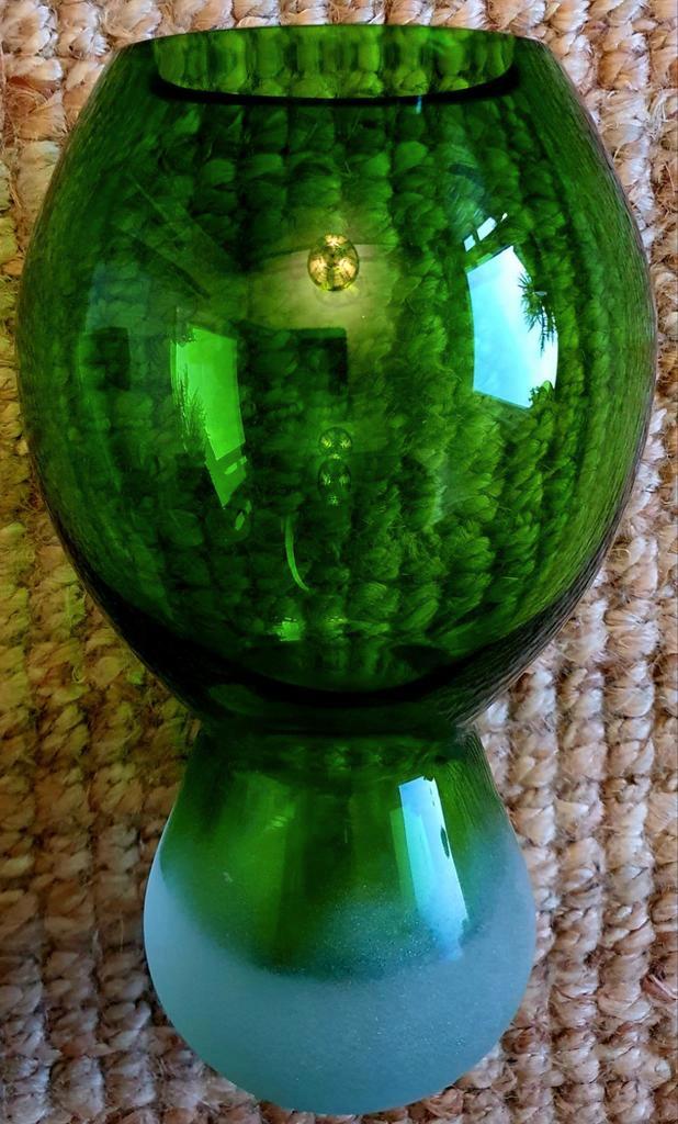 Vaas groen glas kristal erg dik glas zwaar oud gaaf uniek, Huis en Inrichting, Woonaccessoires | Vazen, Zo goed als nieuw, Groen