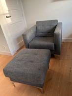 Fauteuil en hocker met  modern zilver pootje. Grijs, Ophalen, Gebruikt, Eenpersoons, Minder dan 150 cm
