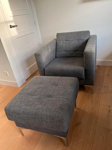 Fauteuil en hocker met  modern zilver pootje. Grijs