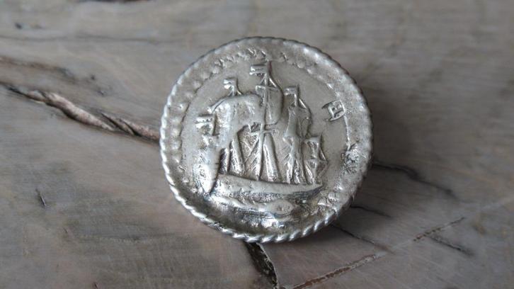 Zilveren knoop afb koopvaardijschip VOC /bodemvondst, Antiek en Kunst, Antiek | Goud en Zilver, Zilver, Ophalen of Verzenden