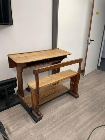 Oude schoolbank met charme beschikbaar voor biedingen