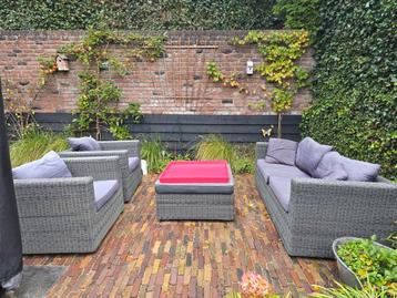 Loungebank, 2 stoelen en hocker/poef met dienblad beschikbaar voor biedingen