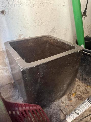 Grote Zwarte Vierkante Plantenpot beschikbaar voor biedingen