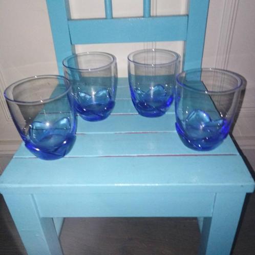 Limonade glaasjes blauw met bloembodem 4 stuks, Huis en Inrichting, Keuken | Servies, Gebruikt, Glas of Glazen, Overige stijlen