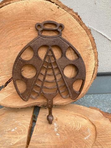 GIETIJZEREN KAPSTOKHAAK ORNAMENT LIEVEHEERSBEESTJE GROOT beschikbaar voor biedingen