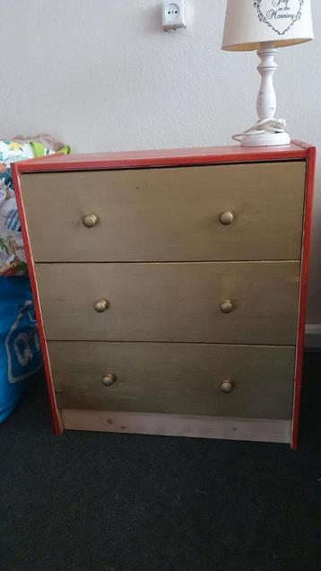 Houten kastje beschikbaar voor biedingen