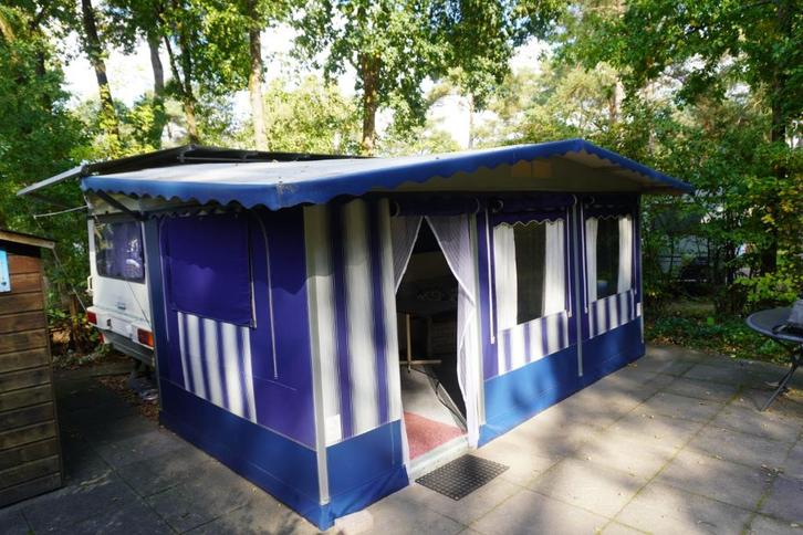 Caravan met vaste voortent en volledige inventaris, Caravans en Kamperen, Caravans, Particulier, tot en met 4, Treinzit, Adria