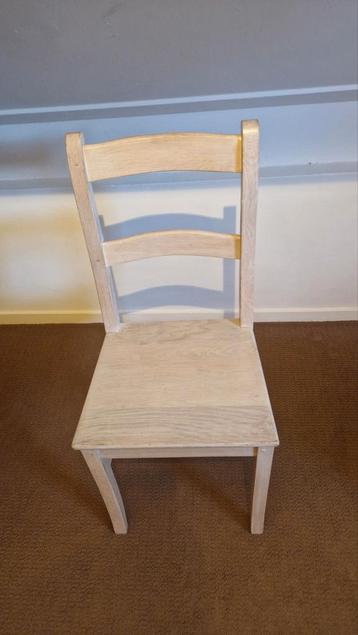 2 Houten Stoelen beschikbaar voor biedingen