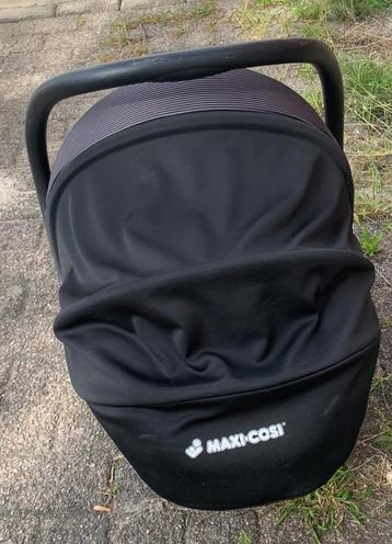 Maxi Cosie voor baby auto stoel met zonnekap beschikbaar voor biedingen
