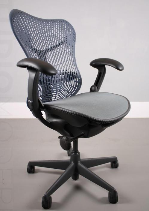 2 Herman miller Mirra 1 bureaustoelen Grijs Licht Blauw, Huis en Inrichting, Bureaustoelen, Zo goed als nieuw, Bureaustoel, Grijs