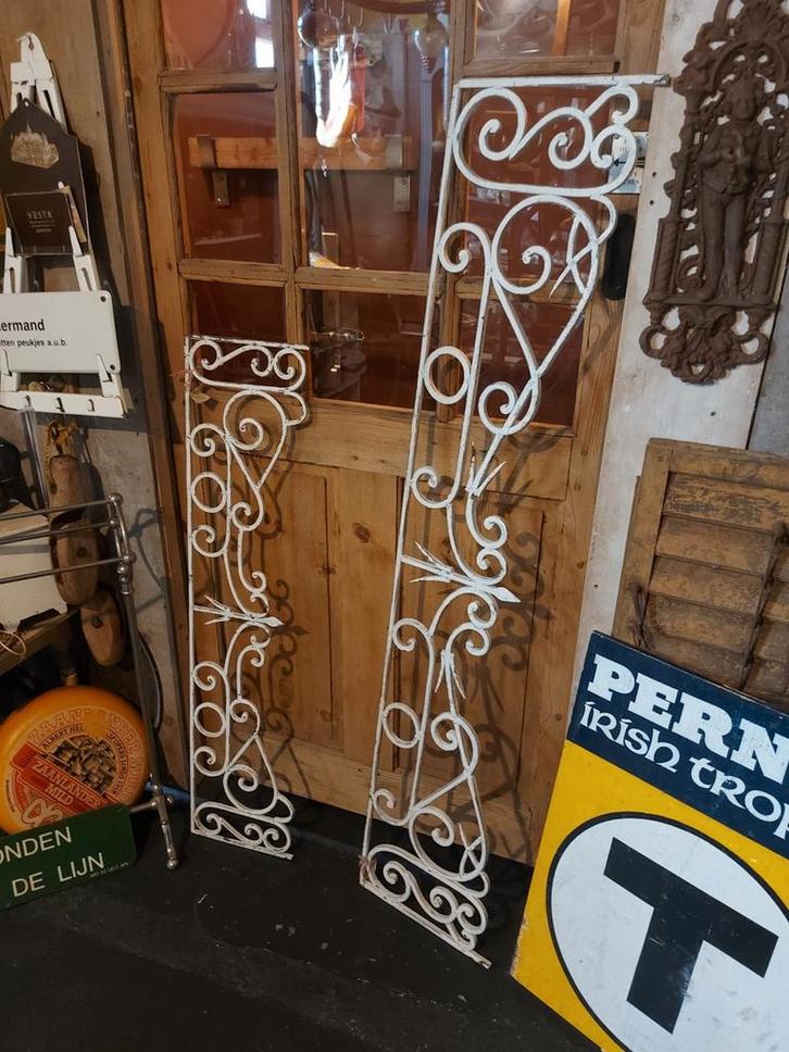 Raamroosters raamdecoratie vensterrooster ijzer 2x verschill, Antiek en Kunst, Curiosa en Brocante, Ophalen of Verzenden