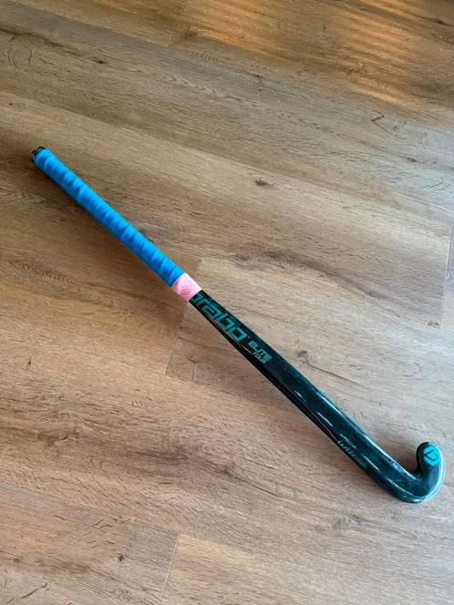 Hockeystick te koop 
Brabo Elite 4 WTB Forged Carbon LowBow, Sport en Fitness, Hockey, Gebruikt, Stick, Ophalen