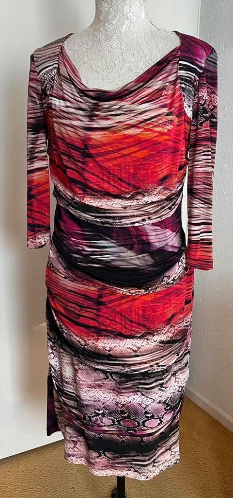 Ariana jurk maat 42[v], Kleding | Dames, Jurken, Zo goed als nieuw, Maat 42/44 (L), Rood, Knielengte, Ophalen of Verzenden