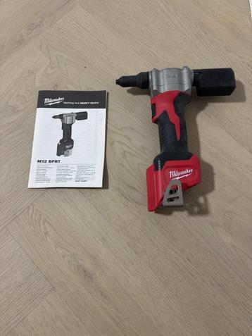 Milwaukee M12 popnageltang beschikbaar voor biedingen