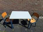 Oud schoolmeubilair tafel twee stoelen, Kinderen en Baby's, Kinderkamer | Tafels en Stoelen, Gebruikt, Ophalen of Verzenden, Stoel(en)