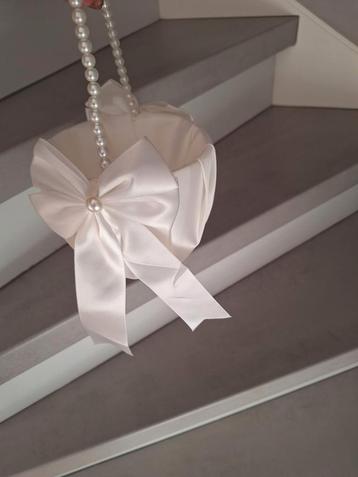 Bloemenmandje Bruiloft + Gouden Rozenblaadjes beschikbaar voor biedingen