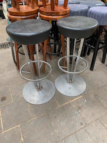 Vintage barkrukken set beschikbaar voor biedingen