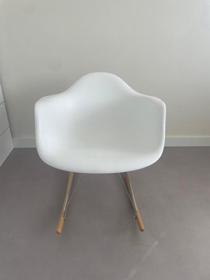 Witte Schommelstoel - Design Klassieker, Huis en Inrichting, Stoelen, Zo goed als nieuw, Eén, Kunststof, Wit, Ophalen