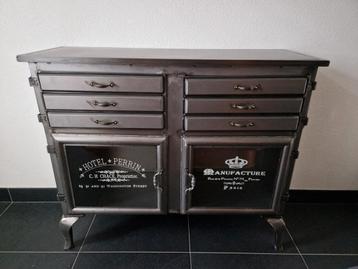 Stoer en leuk industrieel kastje. beschikbaar voor biedingen