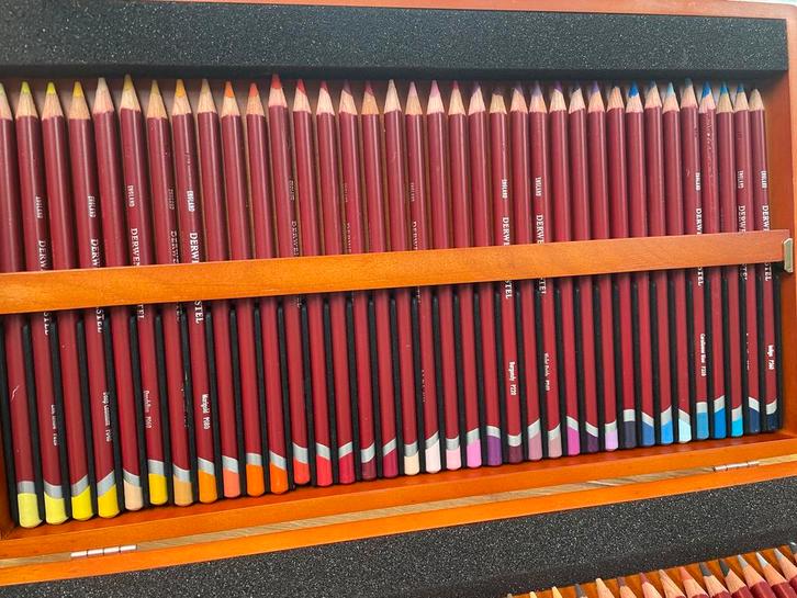 Derwent Pastelpotloden 72 in Houten Kist - Nieuwstaat, Hobby en Vrije tijd, Tekenen, Zo goed als nieuw, Potlood of Stift, Ophalen of Verzenden