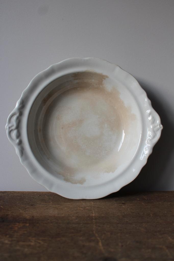 Oude brocante schaal op voet Regout Nr.2 *Pronck & Praal*, Antiek en Kunst, Curiosa en Brocante, Ophalen of Verzenden