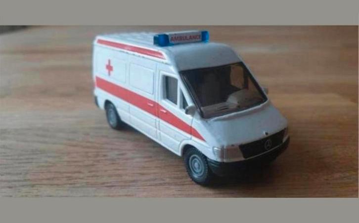 Mercedes Sprinter Ambulance van Siku nr.0804/0805, Hobby en Vrije tijd, Modelauto's | Overige schalen, Zo goed als nieuw, Auto
